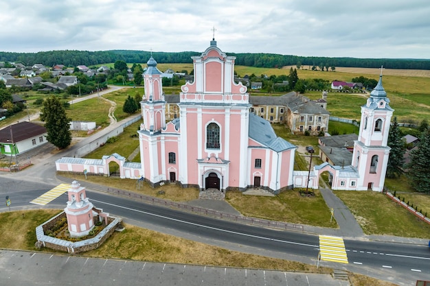 Vista aérea del templo barroco o la iglesia católica en el campo