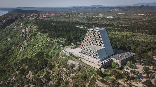 Vista aérea del Templo de Monte Grisa, iglesia católica romana al norte de la ciudad de Trieste.