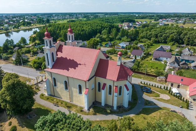 Vista aérea de un templo neogótico o barroco o una iglesia católica en el campo