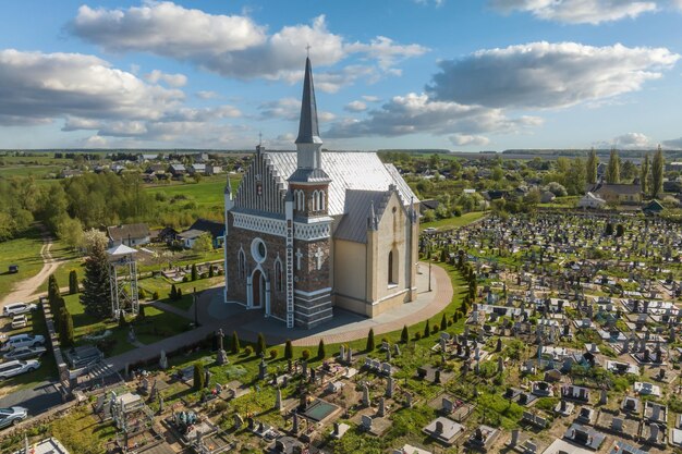 Vista aérea del templo neogótico o iglesia católica en el campo