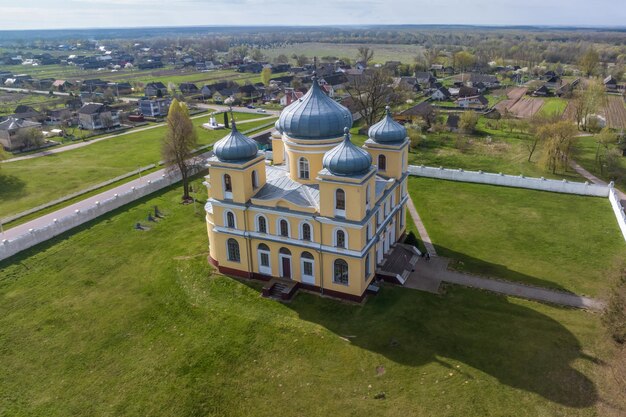 Vista aérea del templo o iglesia ortodoxa en el campo