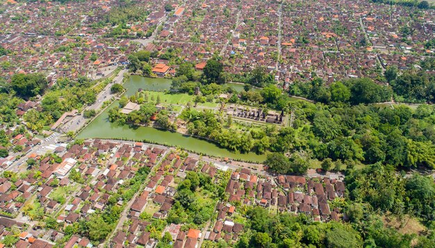 Vista aérea: Templo Pura Taman Ayun