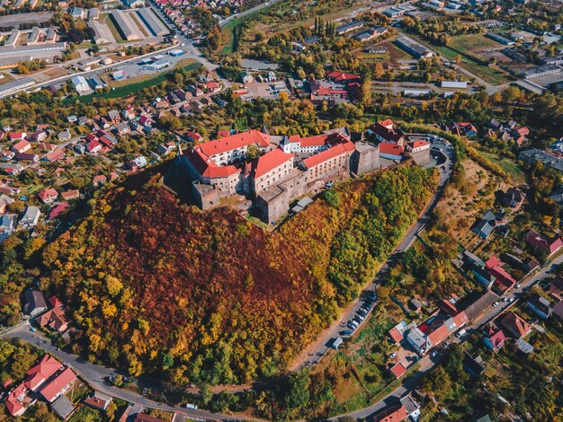 Vista aérea de la temporada de otoño del castillo de palanok