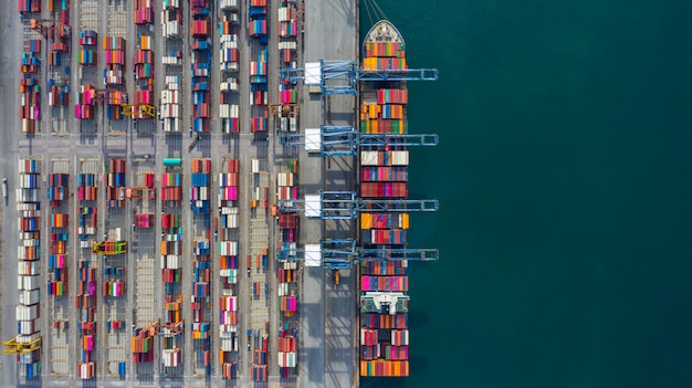 Vista aérea de la terminal de buques de carga, Descarga de la grúa de la terminal de buques de carga, Vista aérea del puerto industrial con contenedores y portacontenedores.