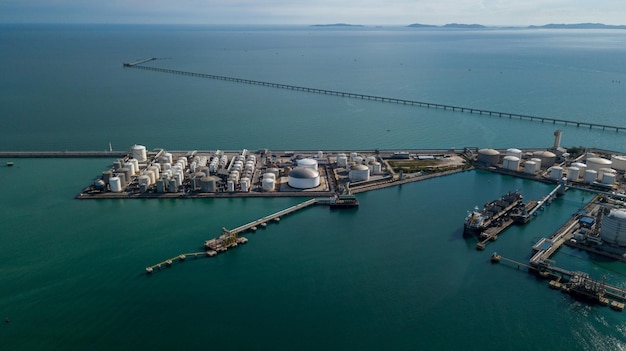 Vista aérea terminal de petróleo e usina de carvão no mar tanque de armazenamento de óleo branco produto de refinaria petroquímica de petróleo navio-tanque no terminal portuário do oceano profundo