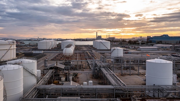 Vista aérea terminal de petróleo instalações industriais tanque de armazenamento de petróleo e produtos petroquímicos para transporte para outras instalações de armazenamento Tanque de armazenamento produtos petroquímicos de refinaria de petróleo no terminal de petróleo