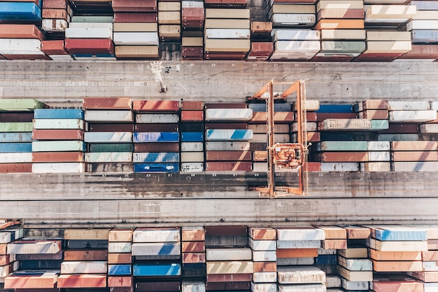 Vista aérea de la terminal portuaria de contenedores de envío Patrón colorido de contenedores en el puerto Logística marítima importación global comercio de exportación transporte