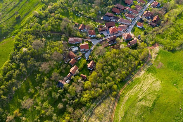 Vista aérea de un típico pueblo húngaro en Transilvania Rumania Inaktelke Inucu