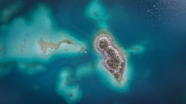 Vista aérea tomada por un avión no tripulado del Eibsee con islas y árboles en la orilla del lago