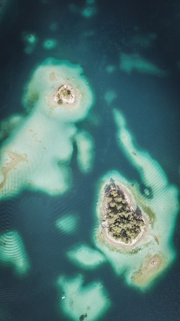 Vista aérea tomada por un avión no tripulado del Eibsee con islas y árboles en la orilla del lago