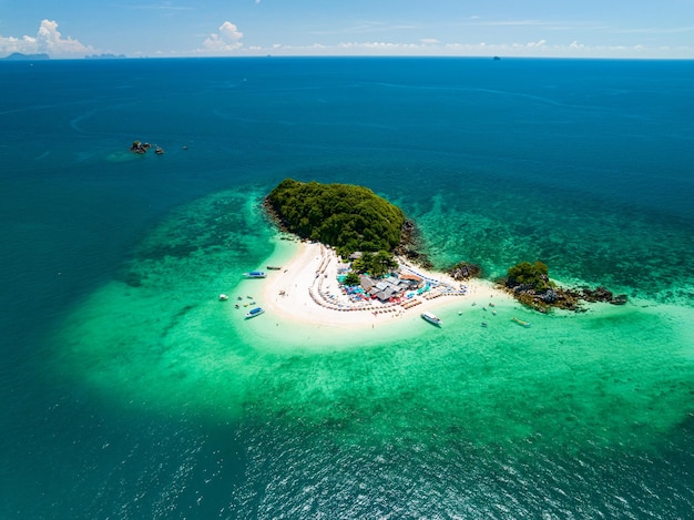 Vista aérea tomada por un avión no tripulado de una increíble pequeña isla hermosa playa de arena tropical vista del paisaje de la isla de Koh Khai maew en Phang Nga TailandiaAmazing pequeña isla con muchos gatos viven en una pequeña isla