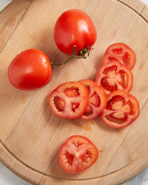 Vista aérea de tomate fresco en rodajas