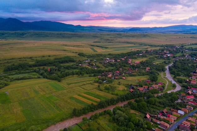 Vista aérea de una tormenta y nubes sobre un pueblo