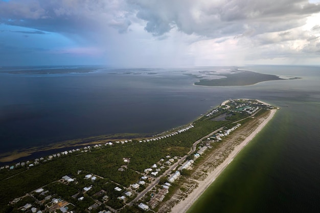 Vista aérea de la tormenta tropical sobre casas residenciales caras en la pequeña ciudad de la isla Boca Grande en la isla Gasparilla en el suroeste de Florida