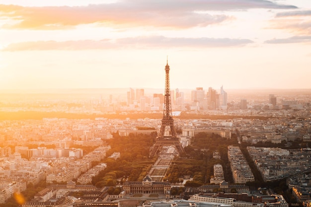 Vista aérea de la Torre Eiffel durante la puesta de sol