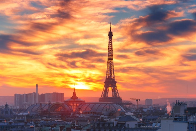 Vista aérea de la torre eiffel y los tejados de parís durante una hermosa puesta de sol francia