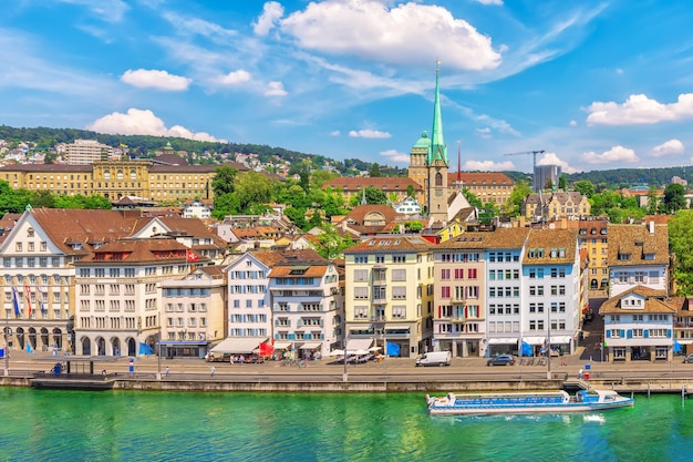 Foto vista aérea de la torre de la iglesia de los predicadores y el paseo marítimo de zúrich, suiza