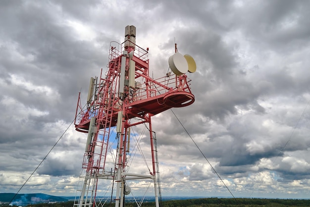 Vista aérea de la torre de telefonía celular de telecomunicaciones con antenas de comunicación inalámbrica para transmisión de señal de red