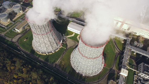 Vista aérea de torres de enfriamiento en planta de energía