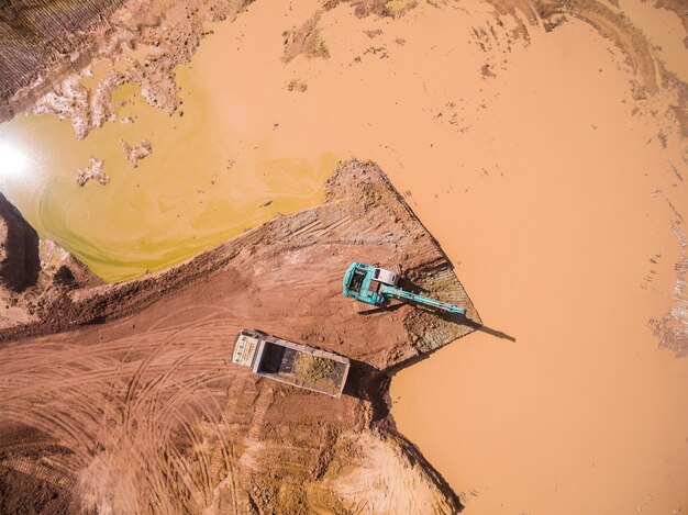 Vista aérea del trabajo de excavadora y camión