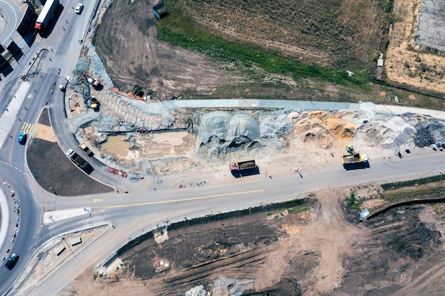 Vista aérea de trabajos de reparación en la carretera mucha maquinaria haciendo trabajos de reparación