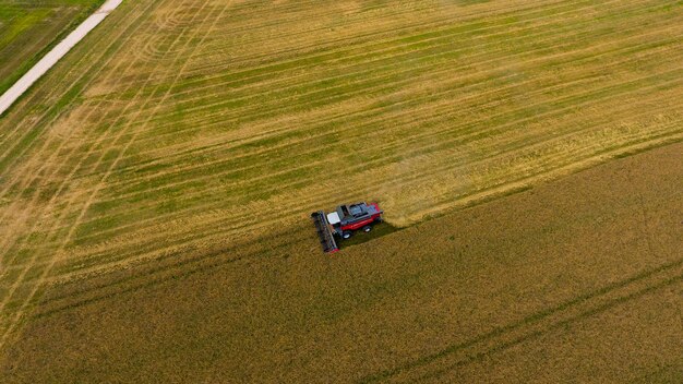 Foto vista aérea de un tractor trabajando en el campo