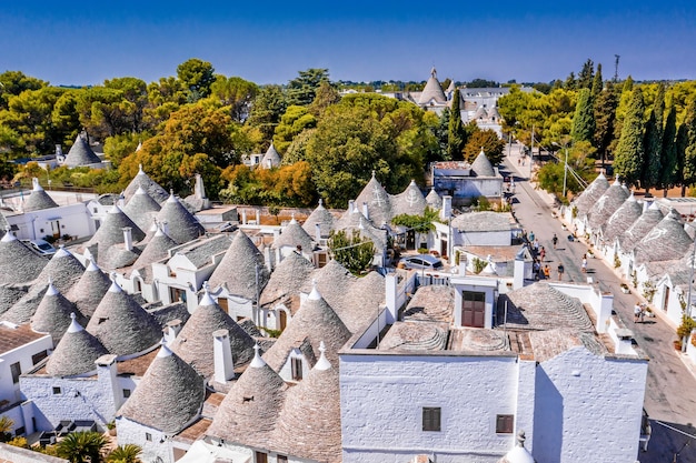 Vista aérea de las tradicionales casas trulli en Arbelobello, provincia de Bari, región de Puglia, Italia