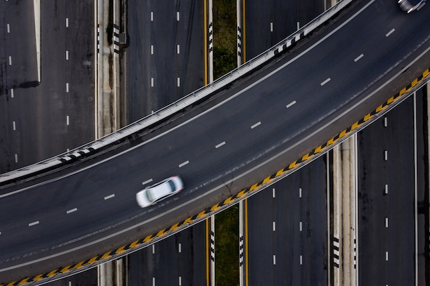 Vista aérea tráfico auto transporte autopista autopista y circunvalación en la noche