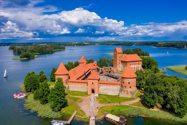 Vista aérea de Trakai, sobre el castillo gótico medieval de la isla en el lago Galve. Endecha plana del hito lituano más hermoso. Castillo de la isla de Trakai, el destino turístico más popular de Lituania