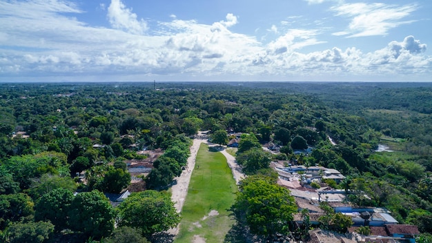 Vista aérea de Trancoso Porto Seguro Bahia Brasil Pequeña capilla en el centro histórico de Trancoso llamado Quadrado Con el mar de fondo