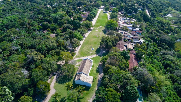 Vista aérea de Trancoso Porto Seguro Bahia Brasil Pequeña capilla en el centro histórico de Trancoso llamado Quadrado Con el mar de fondo