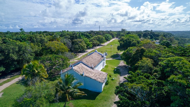 Vista aérea de Trancoso Porto Seguro Bahia Brasil Pequeña capilla en el centro histórico de Trancoso llamado Quadrado Con el mar de fondo