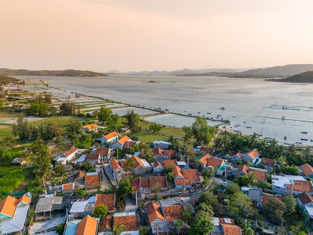 Vista aérea de un tranquilo pueblo junto a la laguna de O Loan en la provincia de Phu Yen, Vietnam.