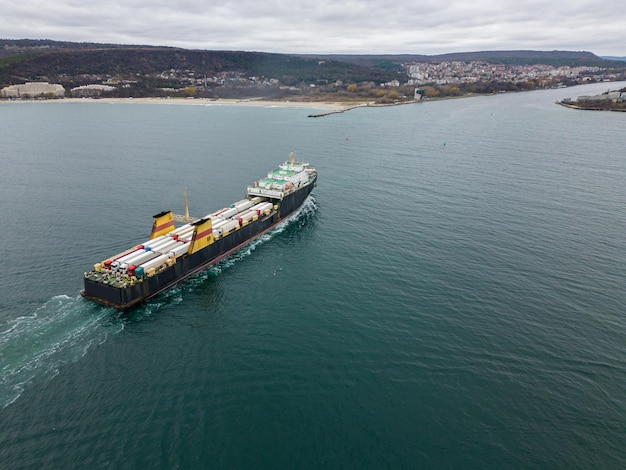 Vista aérea de un transbordador que transporta camiones en el mar