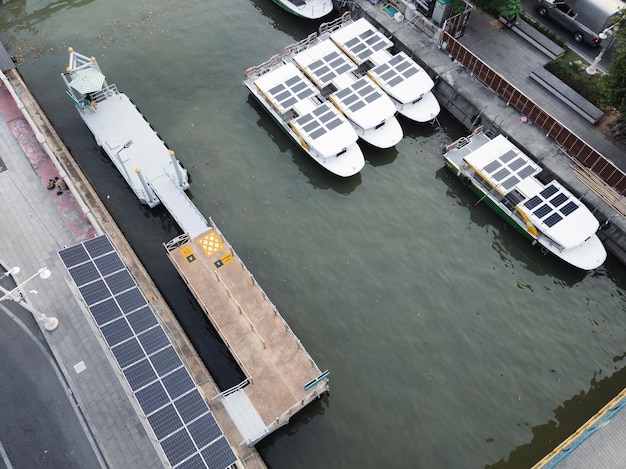 Una vista aérea de los transbordadores de energía solar estacionados en el puerto solar