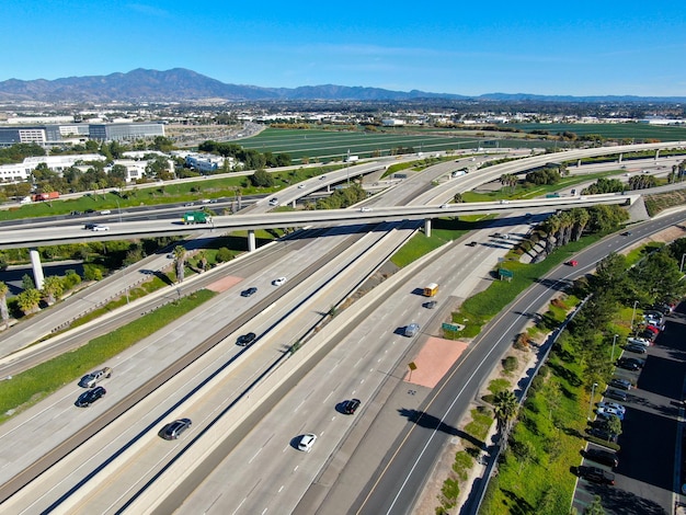 Vista aérea del transporte por carretera con cruce y cruce de carreteras de tráfico pequeño