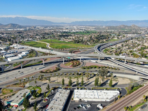 Vista aérea del transporte por carretera con cruce y cruce de carreteras de tráfico pequeño