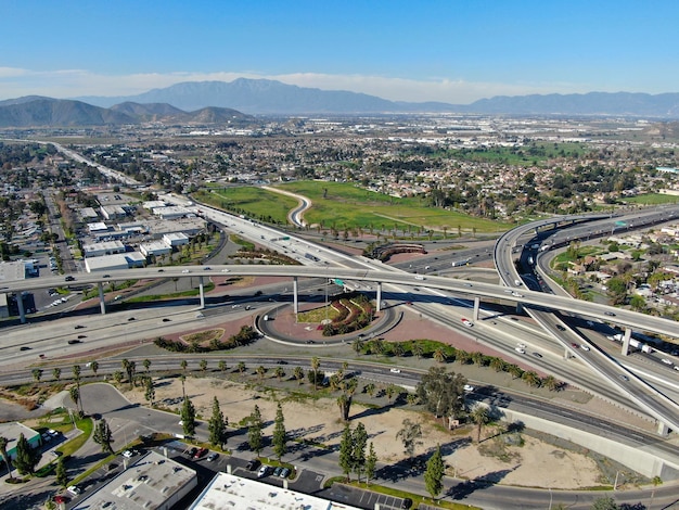 Vista aérea del transporte por carretera con cruce y cruce de carreteras de tráfico pequeño