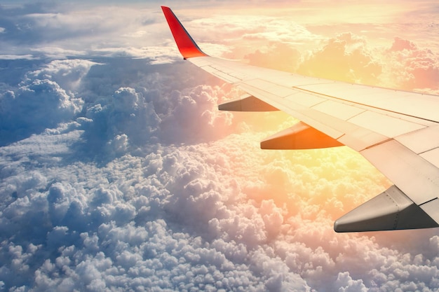 Vista aérea a través de la ventana del avión al atardecer concepto viaje de pasajeros en avión transporte y turismo