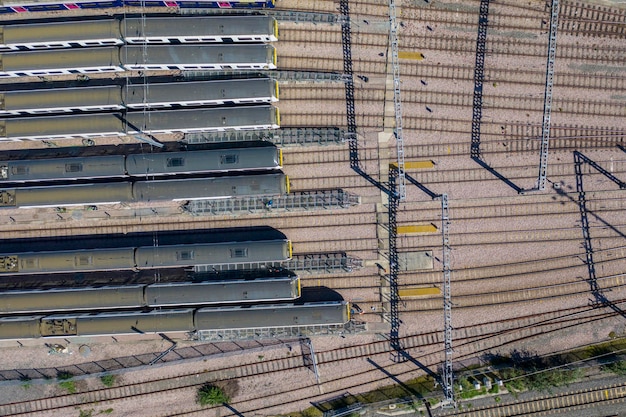 Vista aérea de trenes de pasajeros en filas en una estación