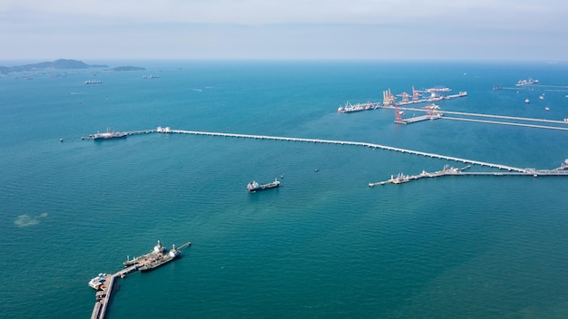 Vista aérea Tuberías de aceite a buques petroleros en el muelle frente a la costa en un hermoso entorno tranquilo. Empresa profesional de logística y transporte de combustibles energéticos. En Tailandia