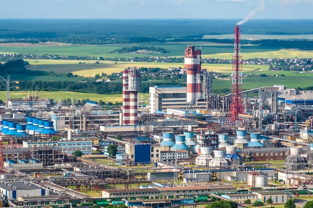 Vista aérea de las tuberías de la planta de la empresa química Concepto de contaminación del aire Paisaje industrial Contaminación ambiental Residuos de la planta de energía térmica