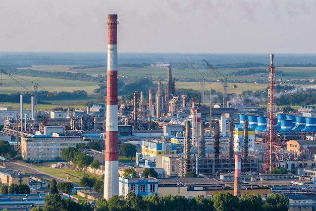 Vista aérea de las tuberías de la planta de la empresa química Concepto de contaminación del aire Paisaje industrial Contaminación ambiental Residuos de la planta de energía térmica