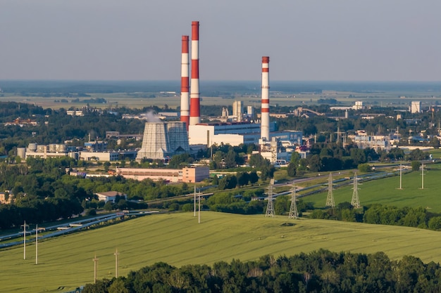 Vista aérea de las tuberías de la planta de la empresa química Concepto de contaminación del aire Paisaje industrial Contaminación ambiental Residuos de la planta de energía térmica