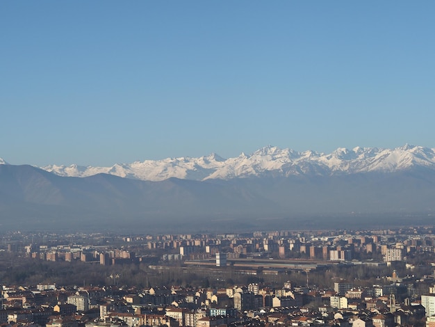 Vista aérea de Turín con las montañas de los Alpes