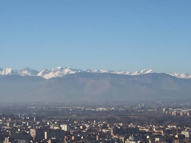 Vista aérea de Turín con las montañas de los Alpes