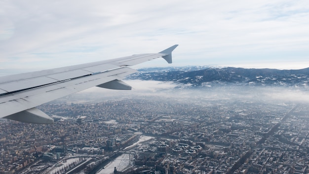 Vista aérea de Turín. Paisaje urbano de Torino desde arriba, Italia. Invierno, niebla y nubes en el cielo. Smog y contaminación del aire.