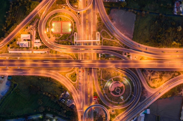 Vista aérea de las uniones de la carretera Vista superior de la ciudad urbana, Bangkok en la noche, Tailandia.