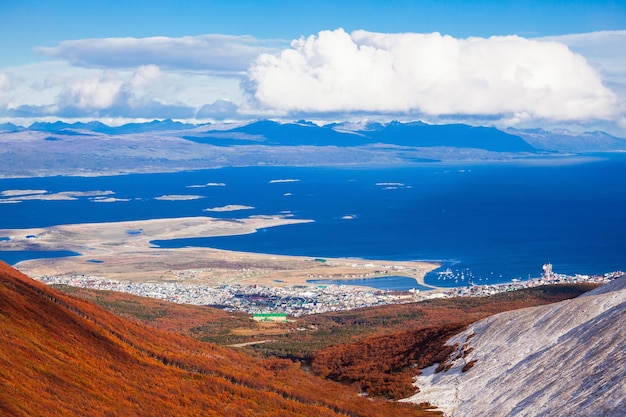 Vista aérea de Ushuaia desde el Glaciar Martial. Ushuaia es la principal ciudad de Tierra del Fuego en Argentina.