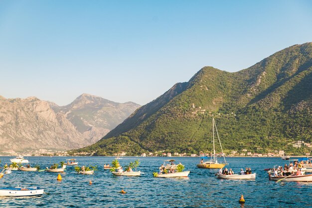 Vista aérea de vacaciones fashinada en perast montenegro